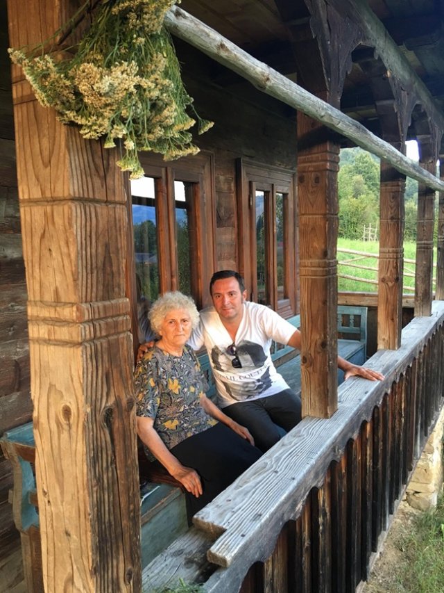 Daniel Buzdugan, imagine emoționanta cu mama lui în vârstă de 91 de ani. „Cel mai cald și mai sigur loc din lume” este în brațele mamei