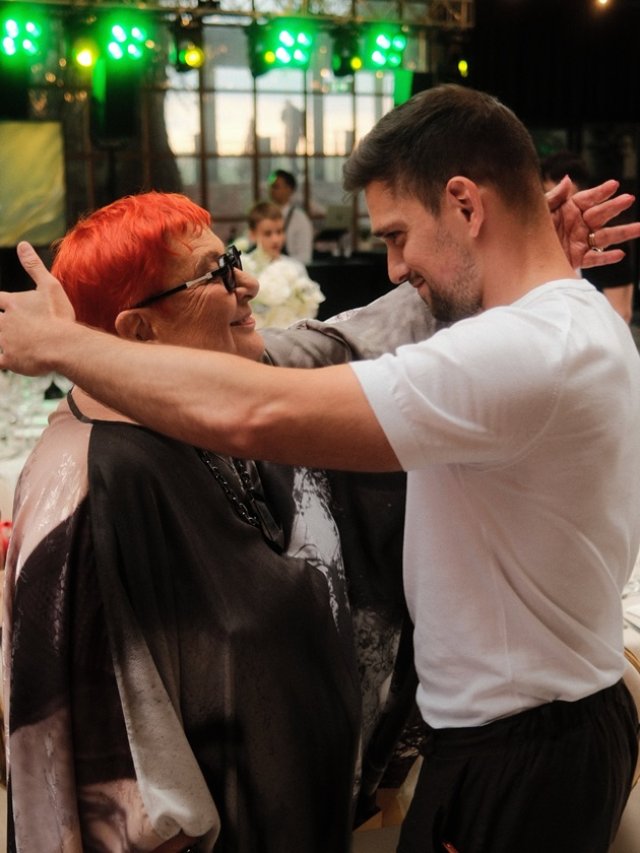 Ruxandra Ion, petrecere surpriză la aniversarea celor 70 de ani. Ce urări emoționante i-au făcut actorii pe care i-a format. Vlad Gherman recunoaște că i-a fost ca o mamă