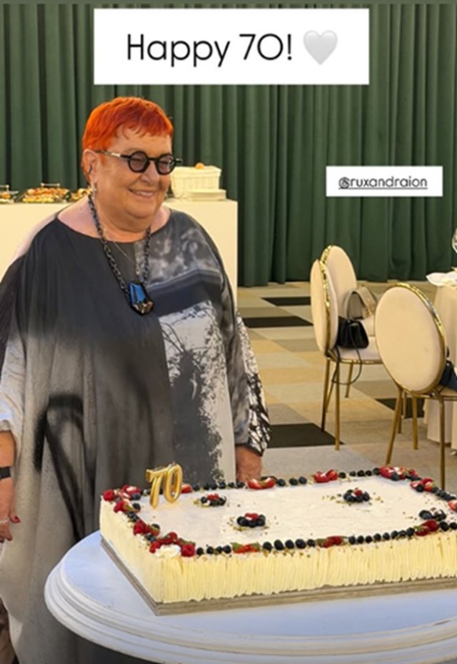 Ruxandra Ion, petrecere surpriză la aniversarea celor 70 de ani. Ce urări emoționante i-au făcut actorii pe care i-a format. A primit un tort impresionant