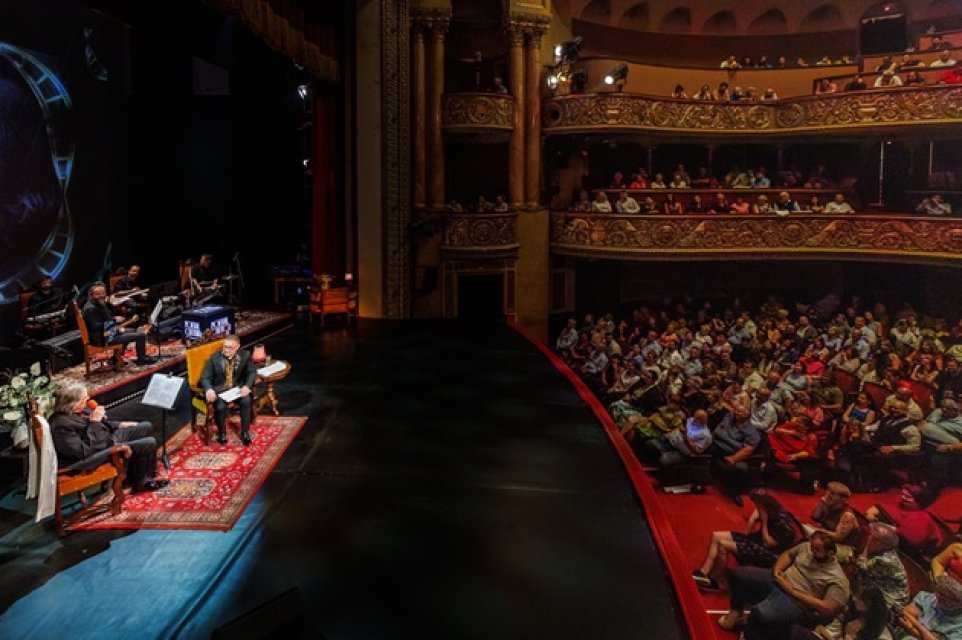Florin Piersic, din nou pe scenă la 90 de ani! A fost primit în ropote de aplauze la Teatrul Național Mihai Eminescu din Timișoara. Este a treia gală după cele din București și Cluj