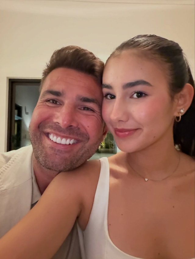Adrian Mutu, alături de actuala și fosta soție! Adriana, fiica lui cea mare, a împlinit 20 de ani și a fost sărbătorită în cadrul familiei. Fiicele lor locuiesc alături de Consuelo