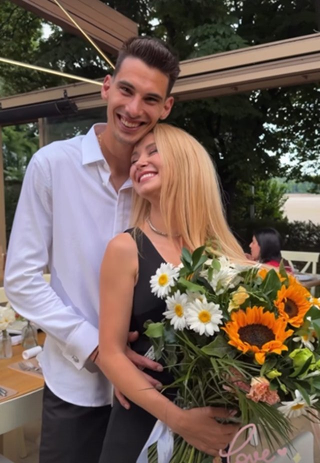 Andreea Bălan sfidează timpul la 42 de ani! Artista a atras toate privirile la petrecerea aniversară. Soțul i-a dăruit un superb buchet de flori
