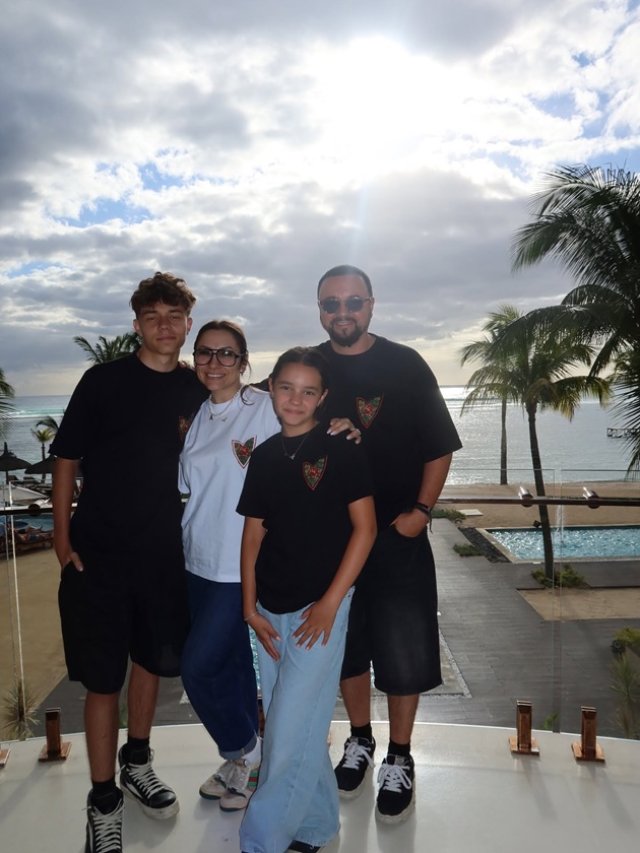 Vacanța vedetelor în Mauritius. Dan Negru, Cătălin Măruță și Vlăduța Lupău la aceeași masă cu familiile. Familia Măruță a avut parte de o întâlnire neașteptată