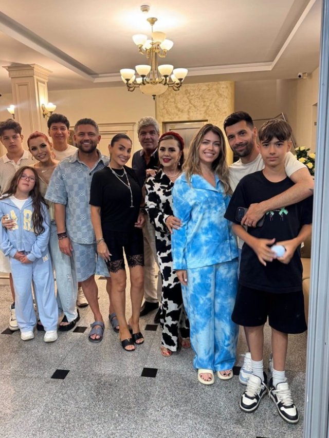 Ce familie numeroasă are Elena Gheorghe! Artista a adunat la aceeași masă toate generațiile. Copiii au avut ocazia să petreacă timp cu verișorii, bunicii, unchii și mătușile