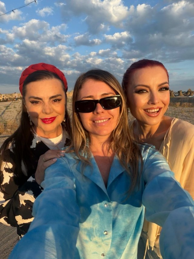 Ce familie numeroasă are Elena Gheorghe! Artista a adunat la aceeași masă toate generațiile. Sora ei Ana a fost prezentă cu soțul și copiii