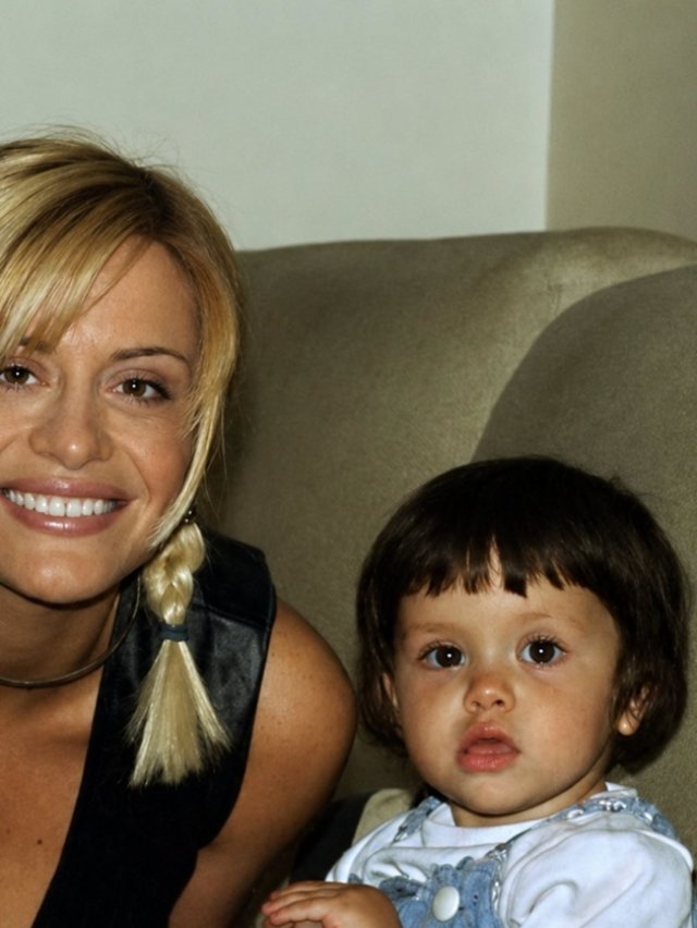 Loredana Groza, cea mai mândră mamă. Ce imagini rare cu fiica ei a publicat din cufărul cu amintiri. Tânăra a împlinit 28 de ani