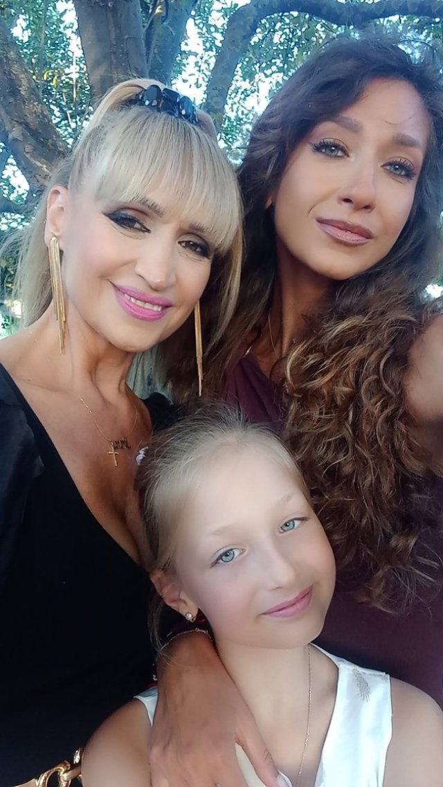 Ce mare și frumoasă a crescut unica nepoată a regretatului Ion Dichiseanu. Este pasionată de muzică la fel ca mama și bunica ei