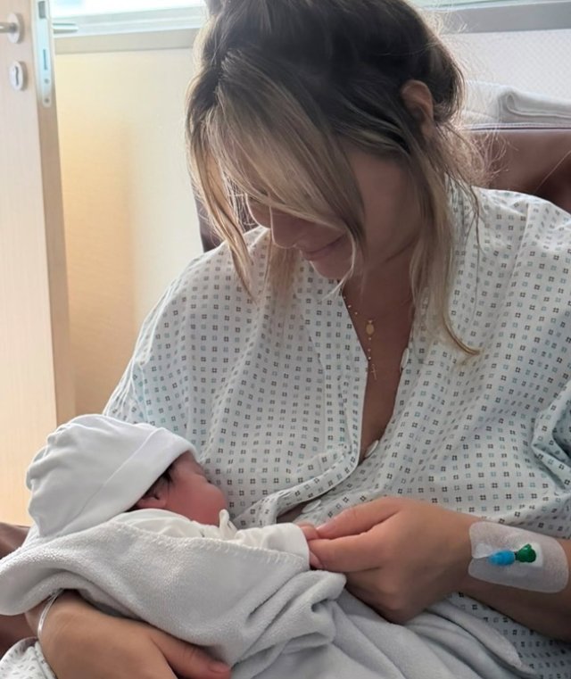 Laura Cosoi, primele imagini cu micuța Nina. Vedeta nu a arătat chipul micuței