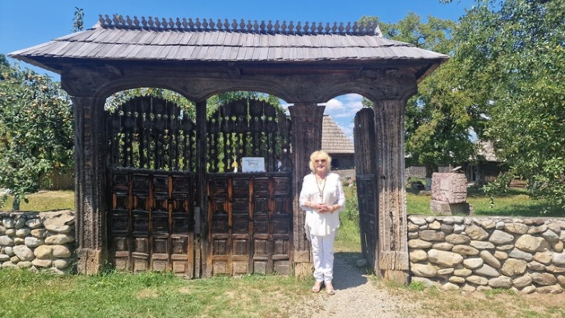 Corina Chiriac, emoționată până la lacrimi „Acasă la Brâncuși”. Imagini de colecție din satul marelui Constantin Brâncuși. A trăit o zi specială în Gorj
