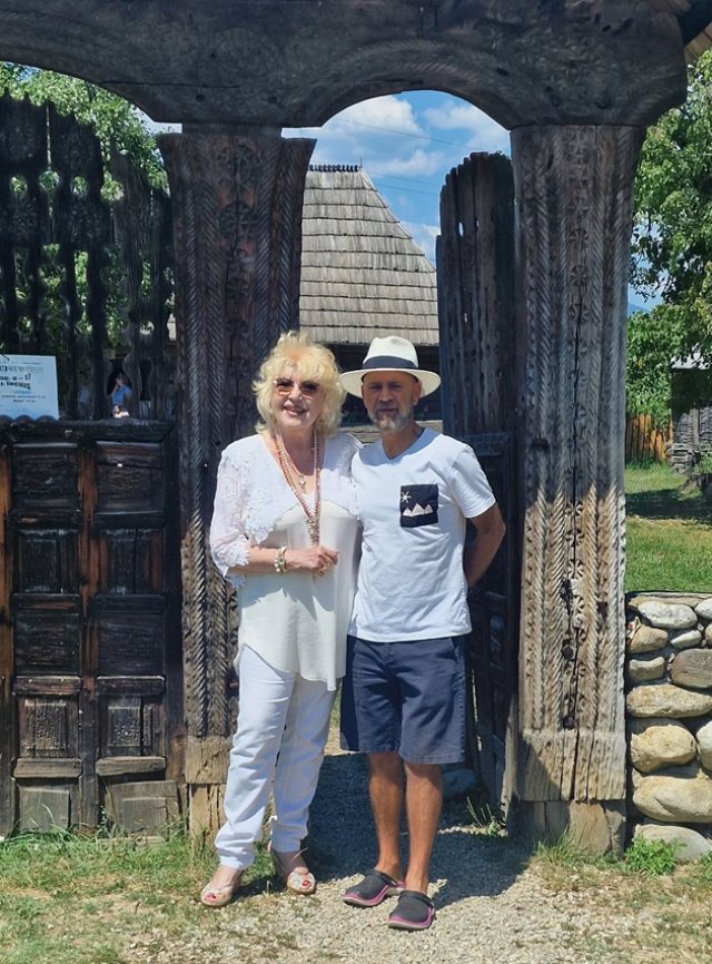 Corina Chiriac, emoționată până la lacrimi „Acasă la Brâncuși”. Imagini de colecție din satul marelui Constantin Brâncuși. A ajuns în satul Hobița comuna Peștișani alături de Cosmin Seleși