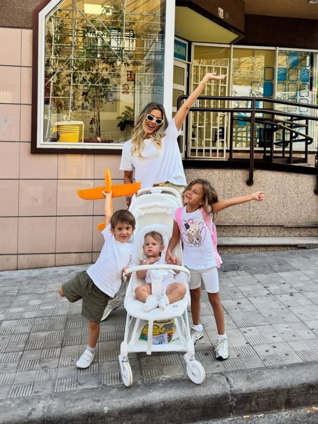 Emily Burghelea se mută din țară cu familia, la numai câteva luni de când a devenit mamă a 3-a oară. „Acasă poate fi oriunde”. Și-a pus urmăritorii din online să ghicească unde s-a stabilit