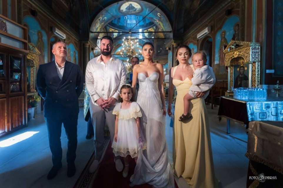 Primele imagini oficiale de la botezul fiului cel mic al lui Laurențiu Reghecampf. Fotograful evenimentului a publicat poze noi cu familia