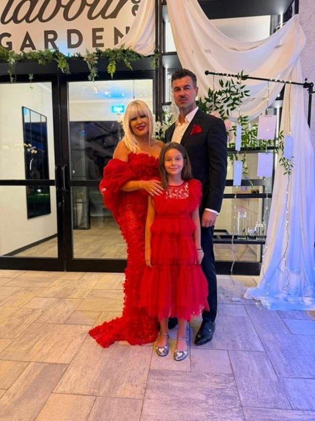 Elena Udrea, apariție de senzație în rolul de nașă, la un an de când a ieșit din închisoare. Ce rochie spectaculoasă a ales pentru marele eveniment. Fiica ei a avut o rochie asortată cu a sa