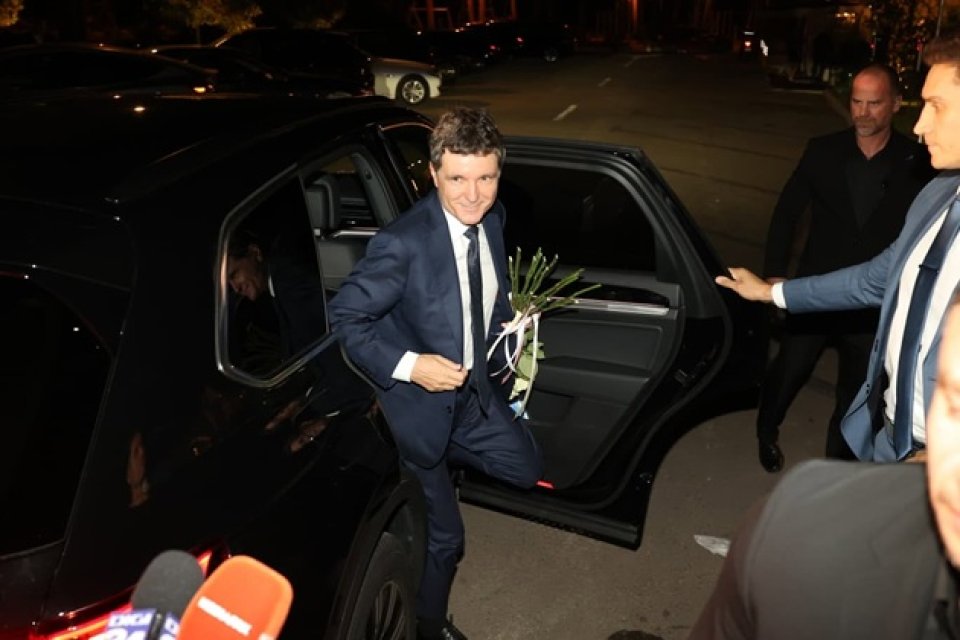 Nicușor Dan și Mirabela Grădinaru, apariție elegantă la nunta lui Alexandru Nazare. Ce mesaj le-a transmis președintele mirilor. A adus și un buchet de flori pentru mireasă