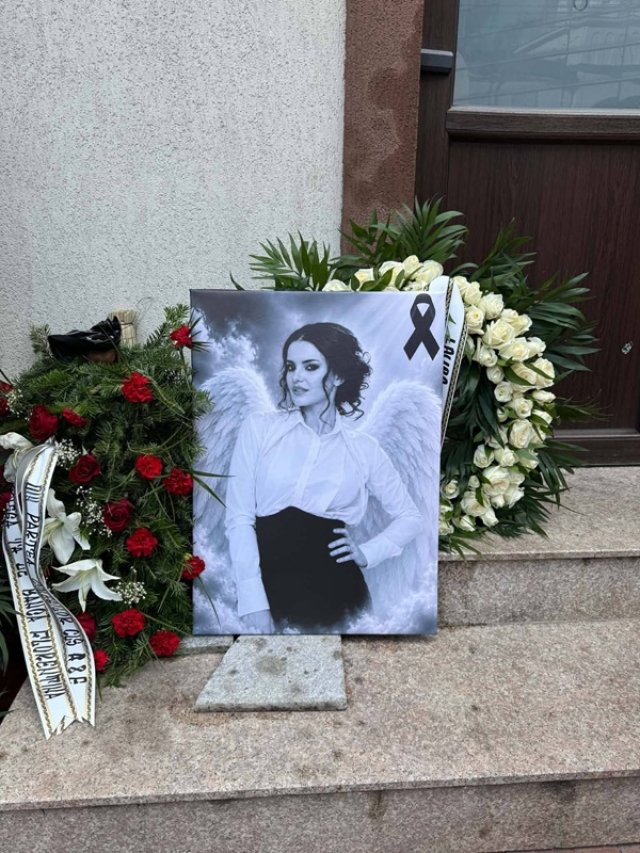Mama Mădălinei Apostol, sfâșiată de durere la înmormântarea fiicei sale. Au sosit paramedicii la fața locului.