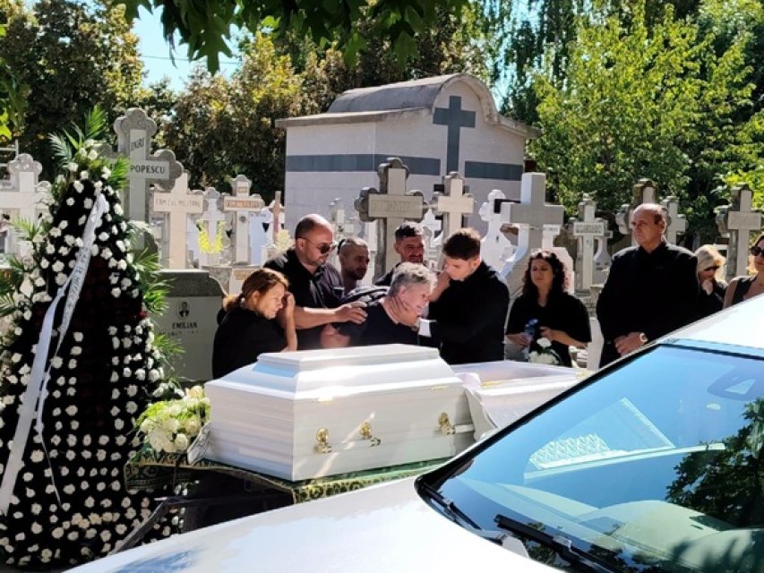 Mama Mădălinei Apostol a leșinat la înmormântarea fiicei sale.
