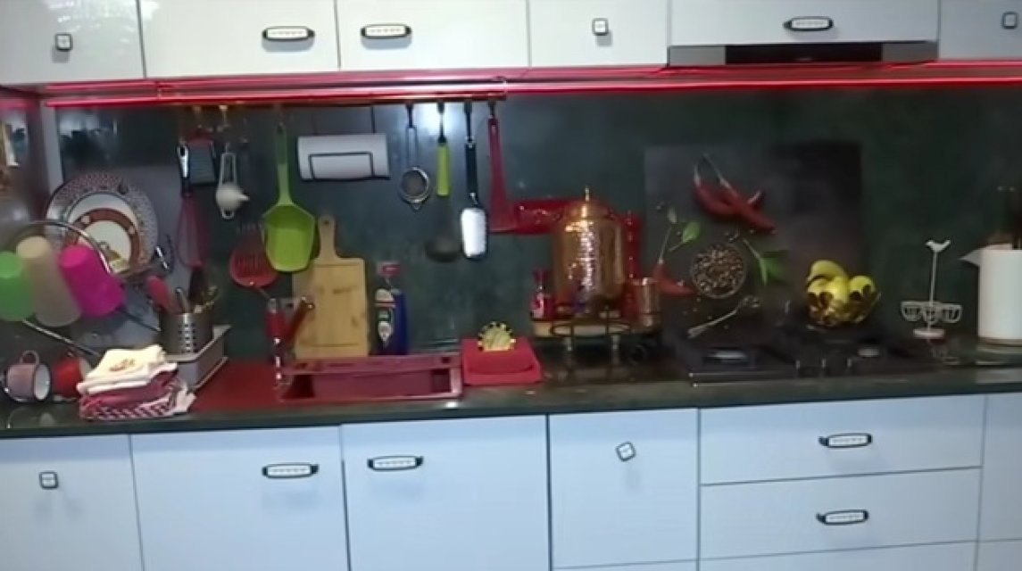Carmen Șerban și-a amenajat casa fără designer. Cum arată locuința de lux a artistei.„Mi-am făcut un colț pentru sufletul meu”. Roșul și negrul sunt culorile care predomină