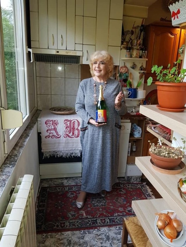 Acasă la Corina Chiriac. Cum arată locuința mică și cochetă a artistei din inima Capitalei. Le-a arătat prietenilor din online imagini din apartament