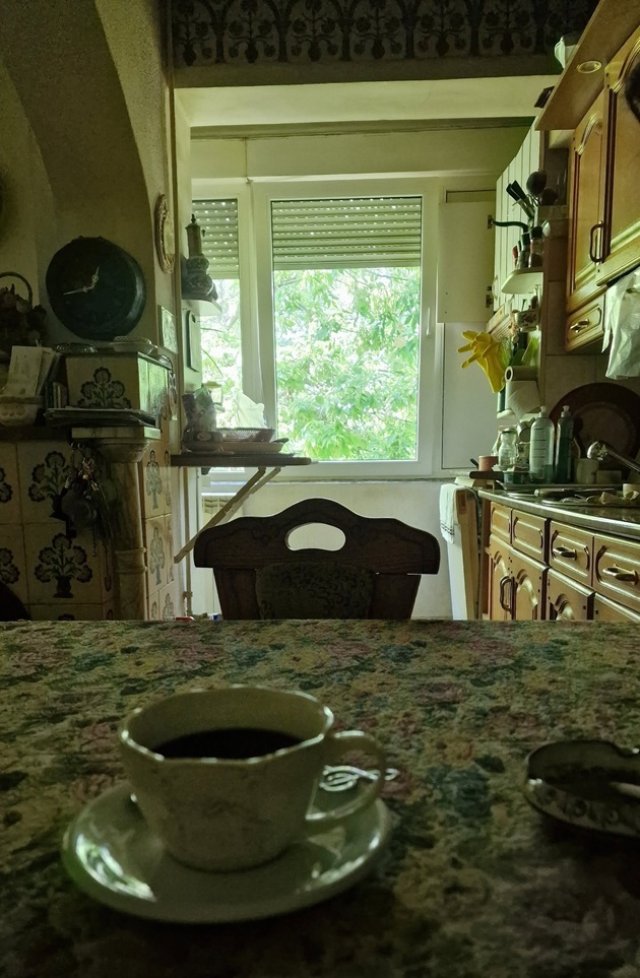 Acasă la Corina Chiriac. Cum arată locuința mică și cochetă a artistei din inima Capitalei. Și-a invitat prietenii din mediul virtual la o cafea