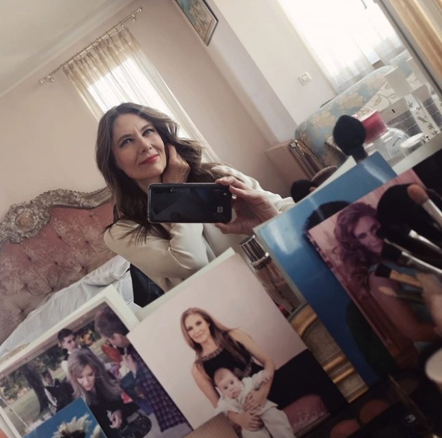 Cum arată casa Romaniței Iovan. În dormitor are o piesă de mobilier spectaculoasă: „O copie a patului în care a dormit Coco Chanel”. Patul are în spate o poveste