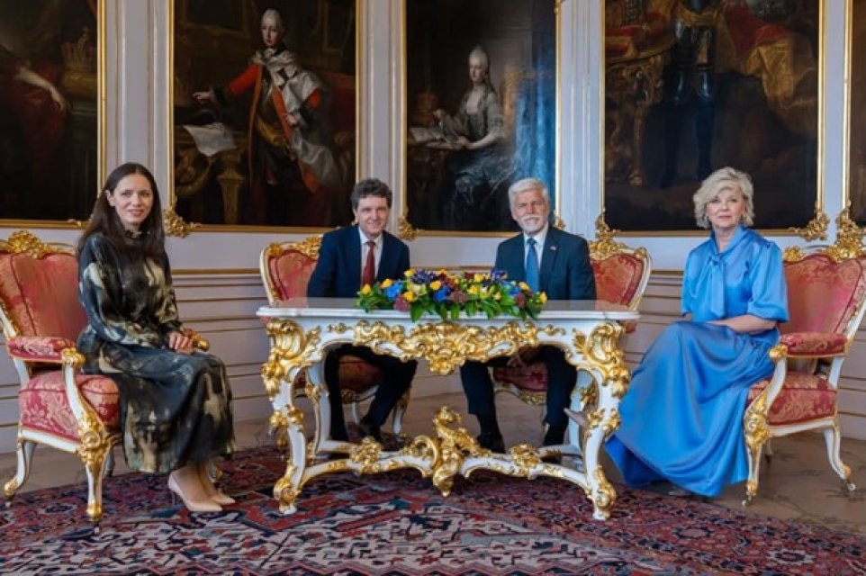 Mirabela Grădinaru, alături de Nicușor Dan la Praga. Cum s-a prezentat la întâlnirea cu Prima Doamnă a Republicii Cehe. Și-a evidențiat talia cu un cordon