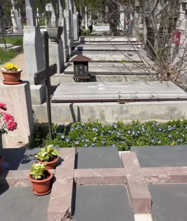 Cum arată mormântul lui Adrian Pintea, la aproape două decenii de la moartea sa. Locul de veci al actorului este în continuare plin de flori. Făcea parte din ordinul militar religos Cavalerii Templieri