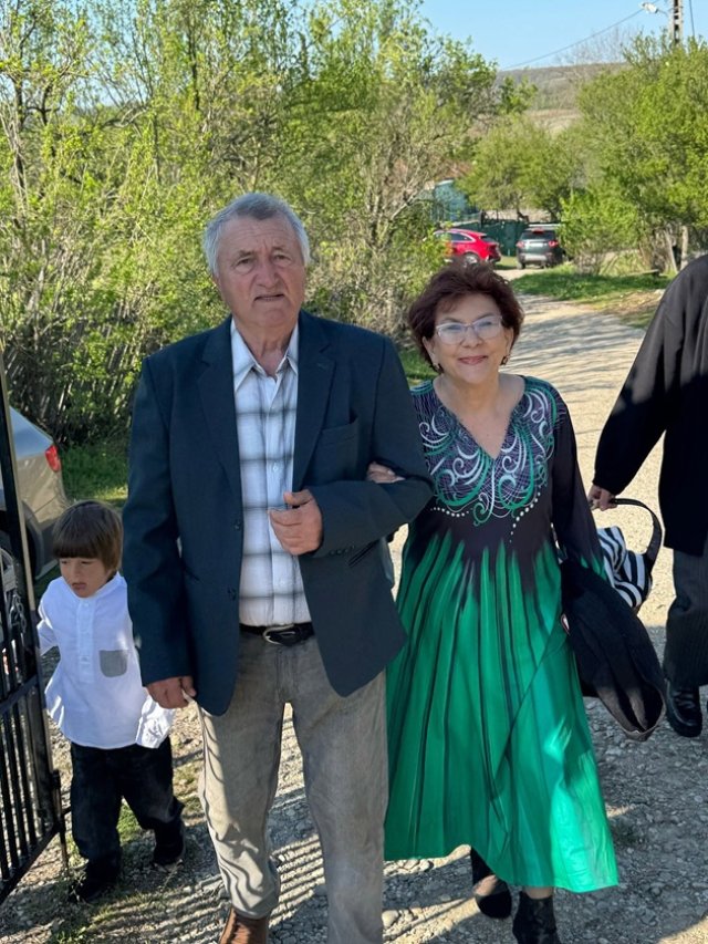 Ce mamă superbă are Adela Popescu! Cum arată Doina Popescu la 72 de ani. Adela este foarte apropiată de părinții ei