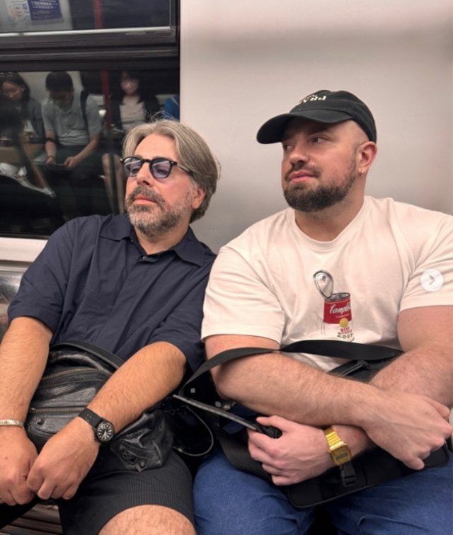 Maurice Munteanu, declarație publică de iubire pentru un bărbat misterios. „Te-am iubit și te voi iubi”. Cei doi s-au regăsit în Hong Kong