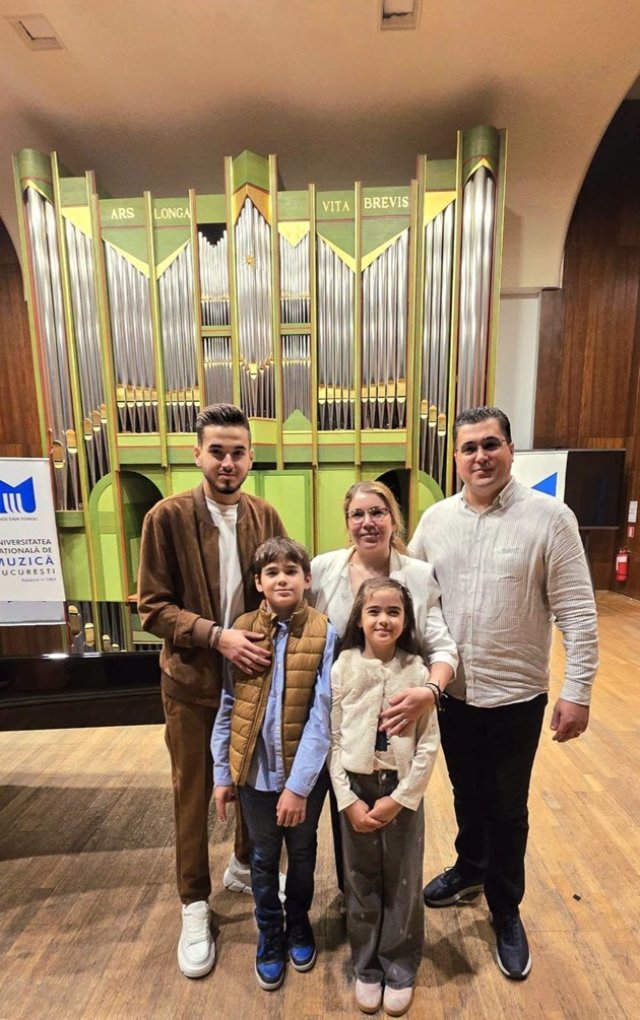 Ce familie frumoasă are Gelu Voicu. Iubește aceeași femeie de două decenii și împreună au trei copii: „Ne-a binecuvântat Dumnezeu cu minunile acestea”. Copiii i-au moștenit talentul muzical