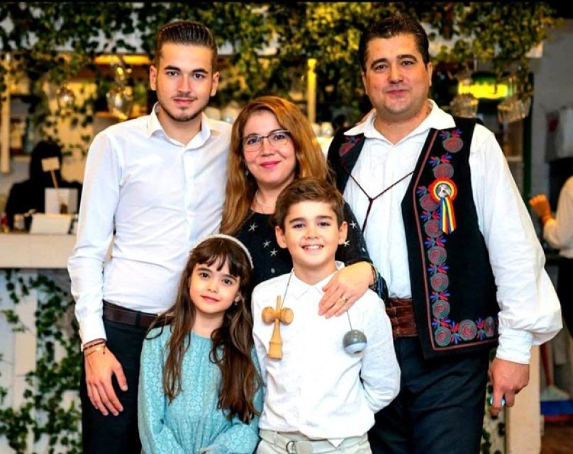 Ce familie frumoasă are Gelu Voicu. Iubește aceeași femeie de două decenii și împreună au trei copii: „Ne-a binecuvântat Dumnezeu cu minunile acestea”. Este mândru de familia sa