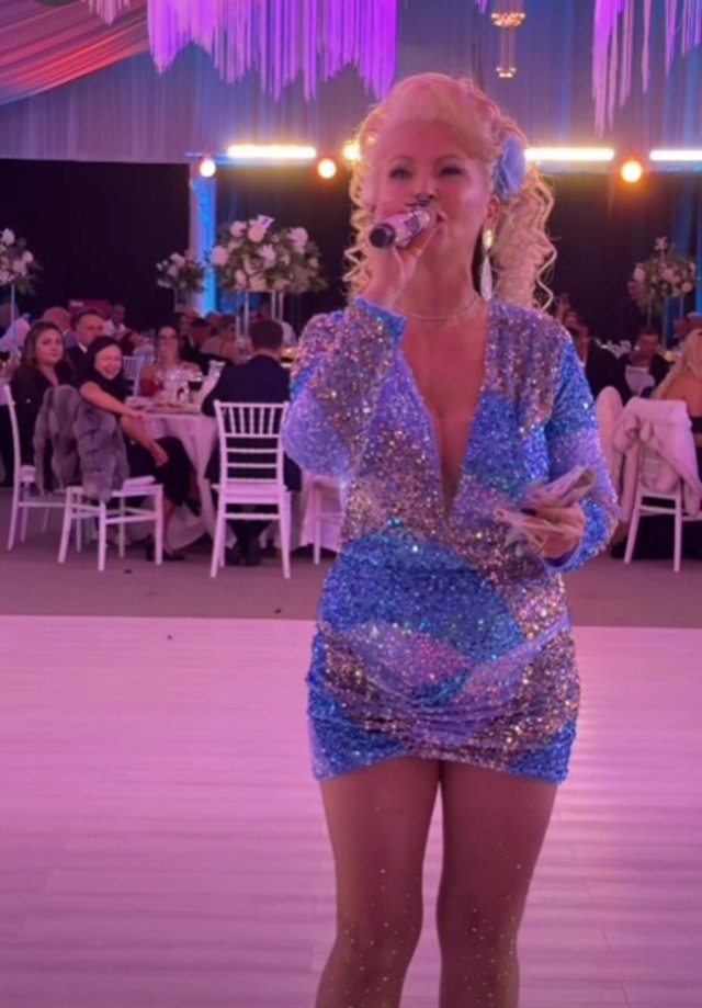 Stana Izbașa a ajuns ținta comentariilor negative după ce a apărut în rochie scurtă la o nuntă, la 57 de ani. „Femeie în călduri ajunsă la menopauză”. Fanii au considerat că ținuta este nepotrivită pentru vârsta ei