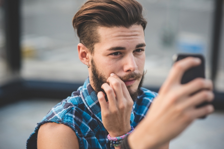 Facebookul lui este plin de selfie-uri