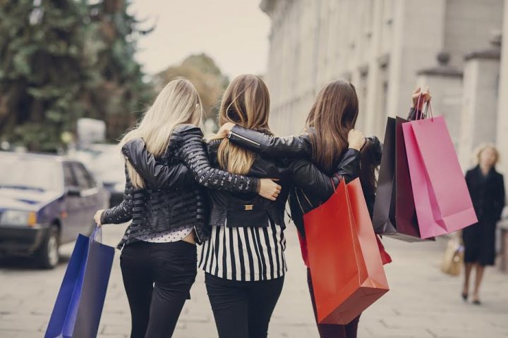 Mergi la cumpărături cu prietena ta cea mai bună