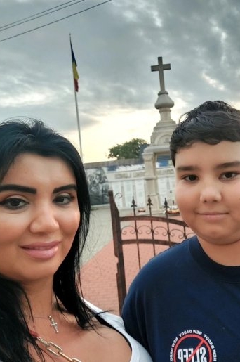 Adriana Bahmuțeanu îl atacă dur pe Silviu Prigoană, care ar refuza un tratament pentru copilul cel mic. "Fiul meu se află în acest moment la granița dintre sănătate și boală"