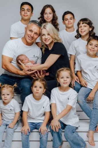 Faceți cunoștință cu familia Cârnaț! Au nouă copii minunați și îi cresc cu credință și iubire în ciuda părerilor negative ale oamenilor