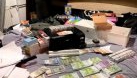 Doi concubini din Oradea vindeau bancnote false pe OLX: Peste 200.000 euro măsluiţi au fost ridicaţi. Ancheta ar fi pornit de la o prostituată