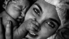 Cele mai frumoase fotografii premiate, care dovedesc minunea nașterii și puterea mamelor