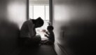 Singurătatea unei mame – o tăcere apăsătoare pe care puțini o înțeleg