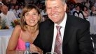 Singura poză cu sora “secretă” a lui Klaus Iohannis. Doamne, cât de mult seamănă! Cum arată Krista și unde trăiește discret și boem. Tunsă bob, același zâmbet, aceiași pomeți și ochi!