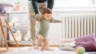 De ce unii bebeluși învață să meargă mai târziu decât alții