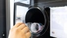 Românii au găsit o nouă metodă de a păcăli aparatele de reciclare. Reușesc să obțină o grămadă de bani cu un singur pahar de plastic