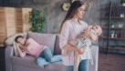 Tații dorm când plânge bebelușul? Ce spune știința și cum schimbăm regulile jocului