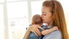 Sănătatea mintală a mamei contează: ce e normal, ce e semnal de alarmă și cum poți primi ajutorul de care ai nevoie