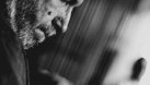S-a dus și el! L-au găsit mort pe uriașul nostru artist. Lumea muzicii românești, în stare de șoc total! Nimeni nu se aștepta la o asemenea veste! Maestrul a frânt inimile tuturor!
