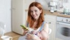 Renunțarea la ecrane după naștere? Mamele  vorbesc deschis despre presiune, vinovăție și sprijin online