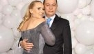 “Nu suntem divorțați, nici despărțiți, nici măcar…”. Asta zicea soția lui Sorin Grindeanu, într-o ieșire publică extrem de rară. Cine e și cum arată misterioasa soție a șefului PSD. Blondă, ochi verzi, o meserie grea și riscantă