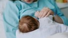 Primele 24 de ore cu bebe: ce este normal, ce sperie inutil și când chiar este urgență