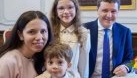 Imaginile zilei! Cum a fost surprinsă de paparazzi Mirabela Grădinaru cu fiica ei, Aheea, atunci când credeau că nu le vede nimeni. Bluză galbenă, mulată, pantofi moderni, rar o vezi așa pe Prima Doamnă