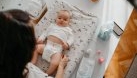Scaunul bebelușului: culori, consistență, frecvență — când este „ok” și când este semnal de alarmă