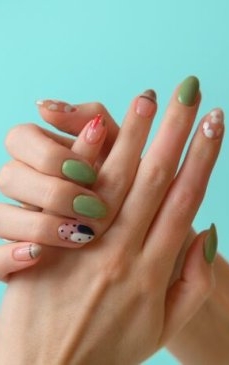 Unghii de primăvară. 8 modele simple pe care le poți face acasă